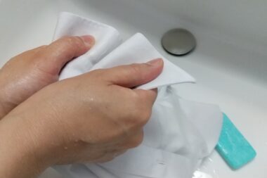 シルクの黄ばみの落とし方を徹底解説！デリケート素材の正しいケア方法とは