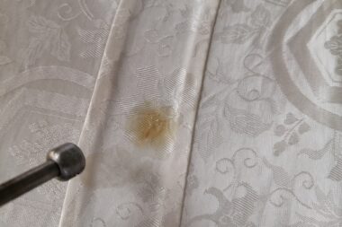 シルクの茶色いシミを落としたい人のための安全で効果的な対処法まとめ